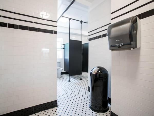 American Hotel : photo 10 de la chambre chambre lit queen-size avec salle de bains commune