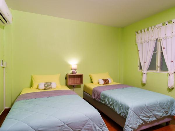 SriRungRueng Place : photo 4 de la chambre chambre lits jumeaux avec salle de bains privative