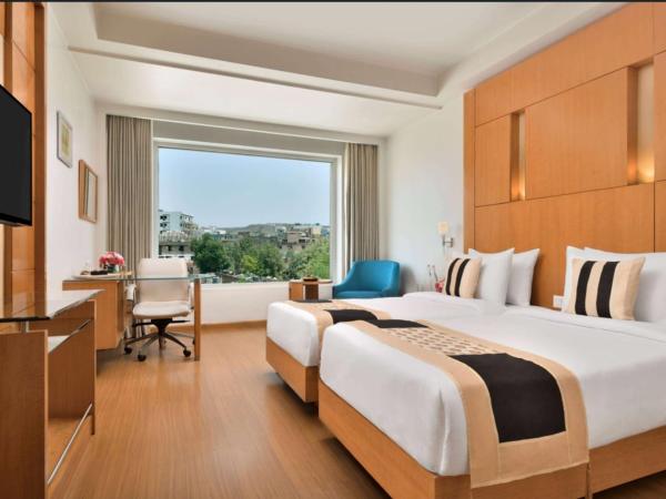 Ramada By Wyndham Jaipur : photo 1 de la chambre club twin non-smoking room : enjoy fruit platter & cookies platter ,complimentary mini bar in room,tea/coffee and 01 cooked snack in the lobby level restaurant (coffee shop) till 19:30hrs,20% discount on f&b,  20 % discount on spa