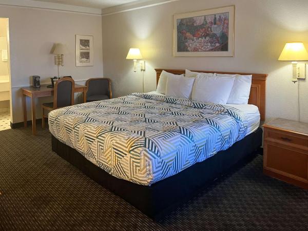 Motel 6 Phoenix, AZ Midtown : photo 2 de la chambre chambre lit king-size - accessible aux personnes à mobilité réduite - non-fumeurs