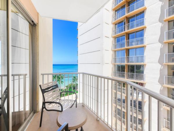 Park Shore Waikiki : photo 3 de la chambre chambre king - vue partielle sur l'océan