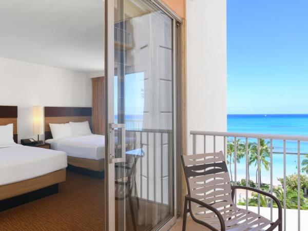 Park Shore Waikiki : photo 2 de la chambre hébergement avec 2 lits doubles - vue partielle sur océan