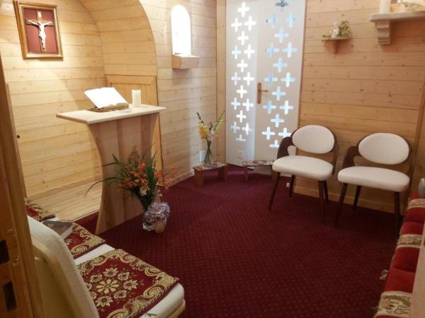 Au Berceau de Bernadette : photo 2 de la chambre studio avec chambre et balcon - padre pio