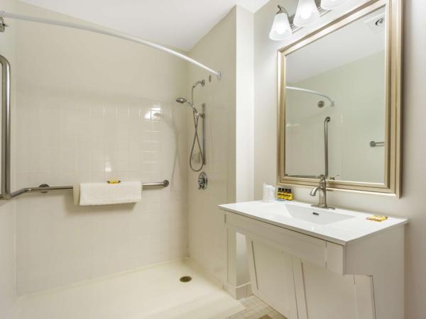 Best Western Plus Pioneer Square Hotel Downtown : photo 6 de la chambre chambre double avec douche accessible en fauteuil roulant - accessible aux personnes à mobilité réduite