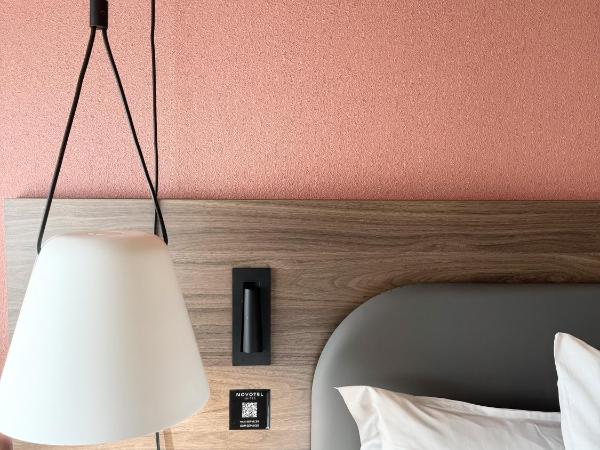 Novotel Suites Rouen Normandie : photo 10 de la chambre suite supérieure avec lit double et canapé