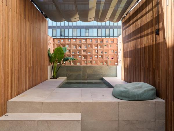 Catalonia Ramblas 4* Sup : photo 2 de la chambre chambre double supérieure avec terrasse et piscine privée