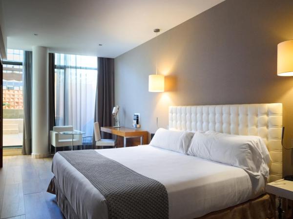 Catalonia Ramblas 4* Sup : photo 1 de la chambre chambre double supérieure avec terrasse et piscine privée