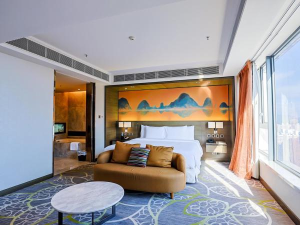 Crowne Plaza Hong Kong Kowloon East, an IHG Hotel : photo 2 de la chambre suite 1 chambre - vue sur montagne