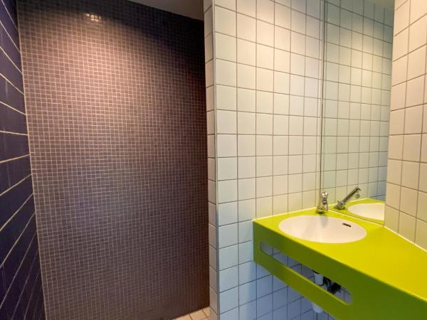 Auberge de Jeunesse HI Strasbourg 2 Rives : photo 1 de la chambre chambre lits jumeaux avec salle de bains