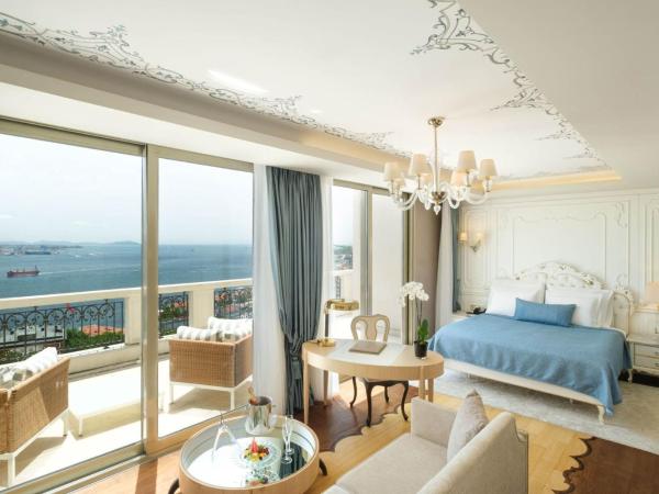 CVK Park Bosphorus Hotel Istanbul : photo 1 de la chambre suite terrasse - vue sur bosphore - accès au salon