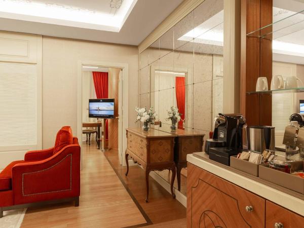 CVK Park Bosphorus Hotel Istanbul : photo 4 de la chambre suite de luxe avec accès au salon - vue sur ville