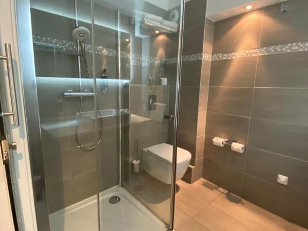 L'Escale Côté Sud : photo 4 de la chambre chambre privilège avec vue sur la ville