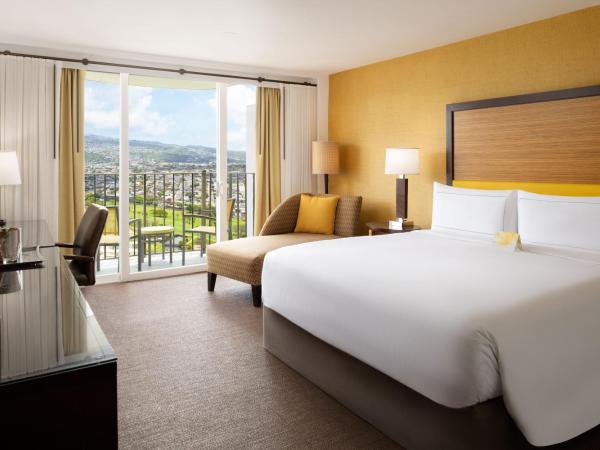 Hilton Waikiki Beach : photo 1 de la chambre chambre lit king-size premium - vue sur montagne