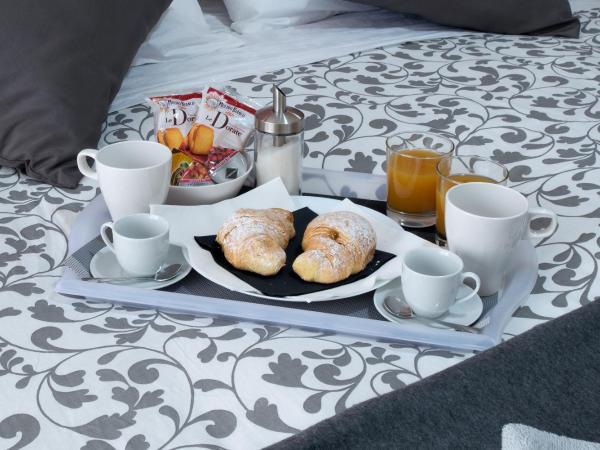 B&B Posidonia Salerno : photo 8 de la chambre chambre triple avec salle de bains privative séparée