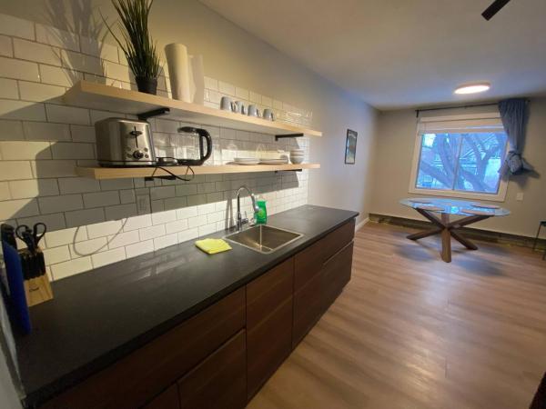 Close To Whyte University New Reno King : photo 9 de la chambre maison de vacances