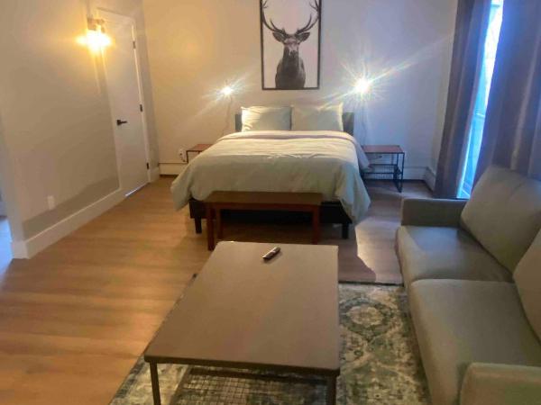 Morden Newly Renovated 1br Flats, Walk To Whyte : photo 1 de la chambre maison de vacances