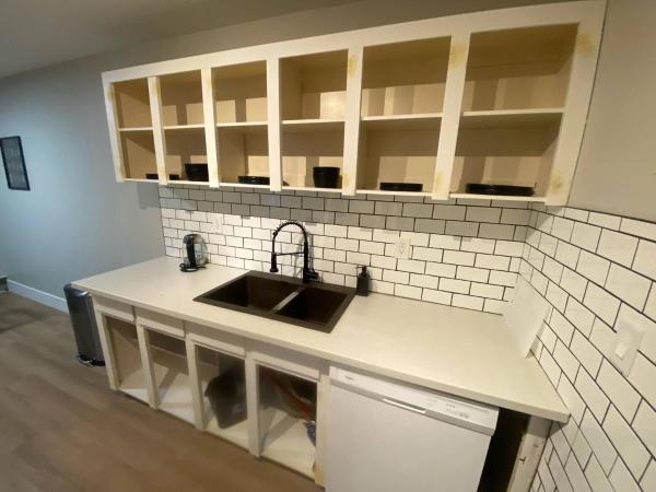 Morden Newly Renovated 1br Flats, Walk To Whyte : photo 8 de la chambre maison de vacances