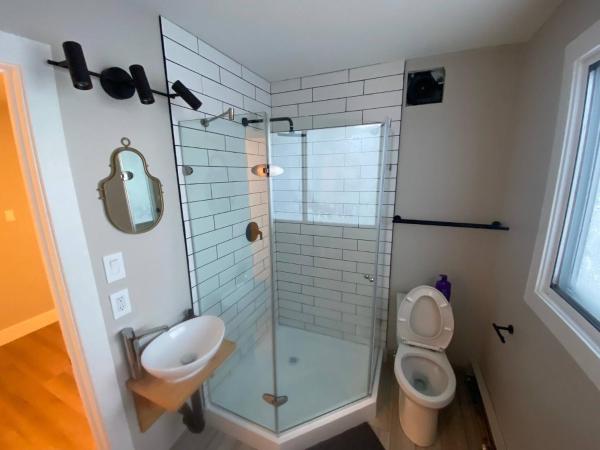 Morden Newly Renovated 1br Flats, Walk To Whyte : photo 10 de la chambre maison de vacances