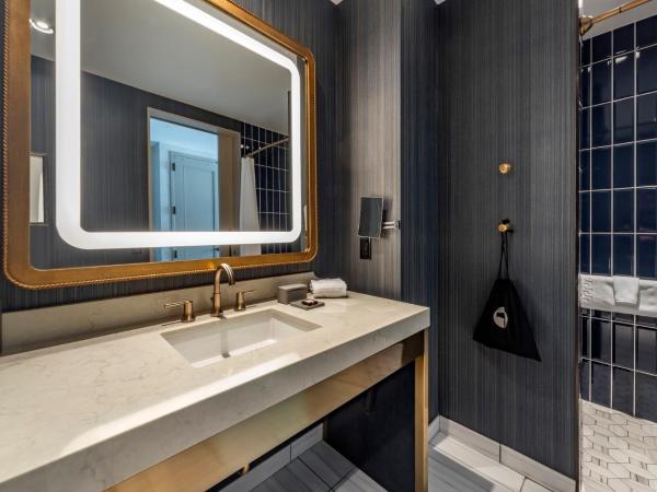 Omni Oklahoma City Hotel : photo 9 de la chambre accessible premier with roll in shower and 2 queen beds