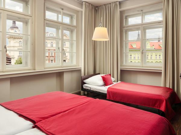 Perla Hotel : photo 1 de la chambre chambre double avec lit d'appoint