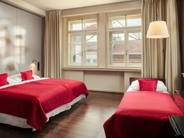 Perla Hotel : photo 9 de la chambre chambre double avec lit d'appoint