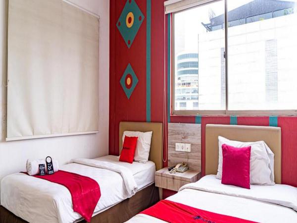 RedDoorz Plus at Blue Pacific Blok M : photo 1 de la chambre chambre lits jumeaux standard