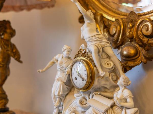 Castel Bois Marie, Maison d'hôtes : photo 6 de la chambre suite supérieure avec terrasse - vue sur lac