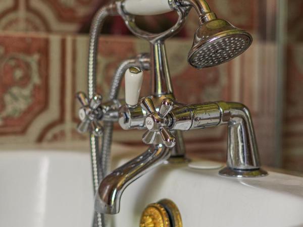 Castel Bois Marie, Maison d'hôtes : photo 5 de la chambre suite supérieure avec terrasse - vue sur lac