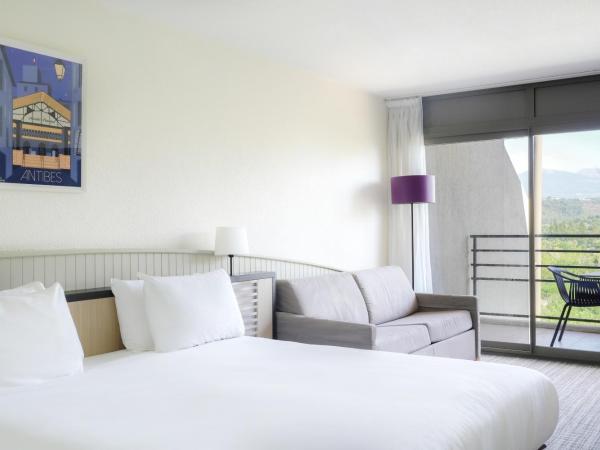 Thalazur Antibes - Hôtel & Spa : photo 1 de la chambre chambre double - vue latérale sur mer