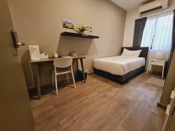 K2 Guesthouse : photo 4 de la chambre hébergement simple avec salle de bains privative