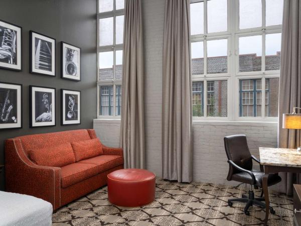 Hampton Inn and Suites New Orleans Convention Center : photo 2 de la chambre deluxe junior king suite with wetbar