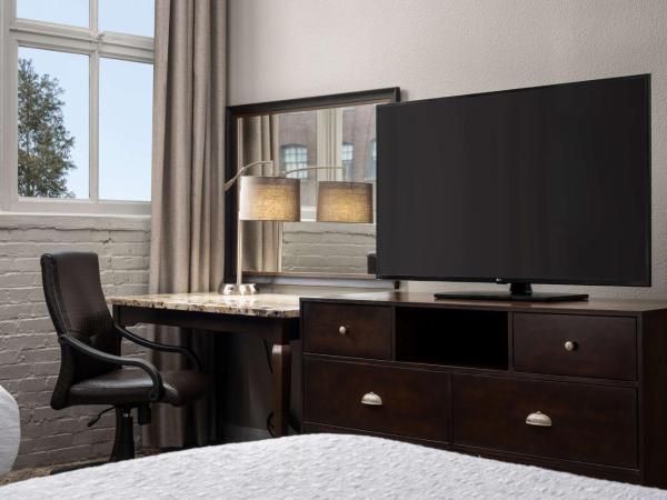 Hampton Inn and Suites New Orleans Convention Center : photo 2 de la chambre chambre deluxe avec 2 lits queen-size