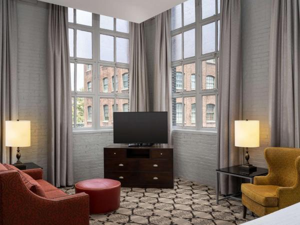 Hampton Inn and Suites New Orleans Convention Center : photo 3 de la chambre deluxe corner king studio suite with kitchen