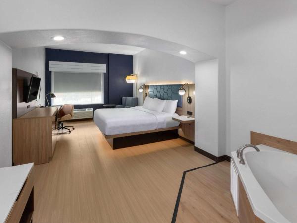 La Quinta by Wyndham San Antonio Northwest : photo 1 de la chambre chambre lit king-size avec baignoire spa