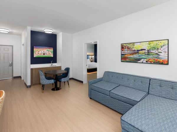 La Quinta by Wyndham San Antonio Northwest : photo 1 de la chambre suite familiale