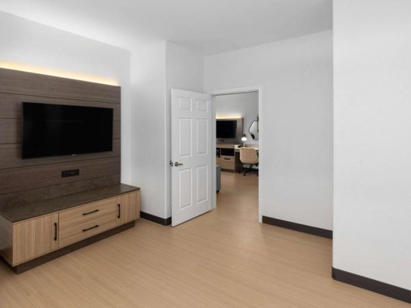 La Quinta by Wyndham San Antonio Northwest : photo 1 de la chambre deluxe king suite with roll-in shower - mobility/hearing access - non-smoking