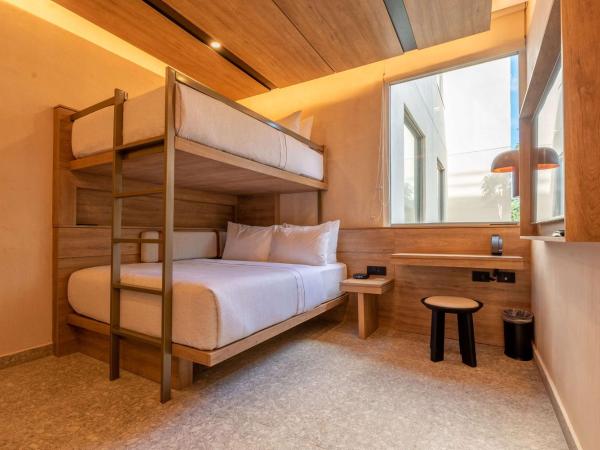 Motto By Hilton Tulum : photo 1 de la chambre chambre avec lits superposés - 1 lit jumeaux sur 1 lit queen-size