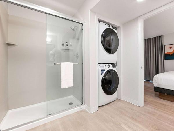 WaterWalk Extended Stay by Wyndham Atlanta Sandy Springs : photo 2 de la chambre studio suite roll-in shower hearing accessible - king bed
