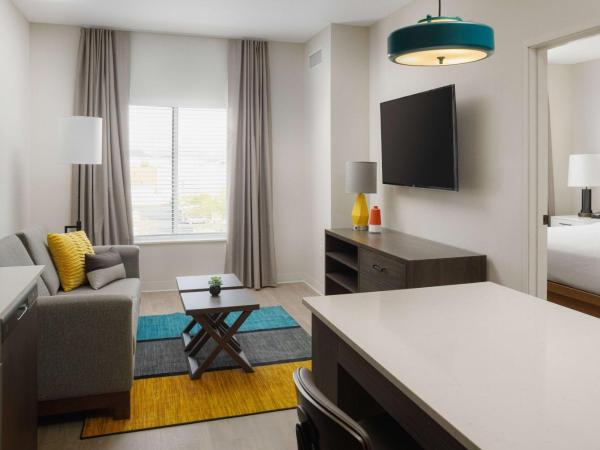 WaterWalk Extended Stay by Wyndham Tucson : photo 1 de la chambre one bedroom suite hearing accessible - king bed
