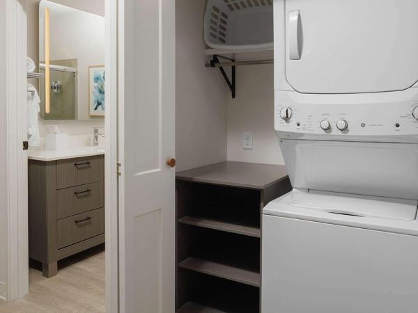 WaterWalk Extended Stay by Wyndham Jacksonville Deerwood Pk : photo 3 de la chambre studio suite roll-in shower hearing accessible - king bed