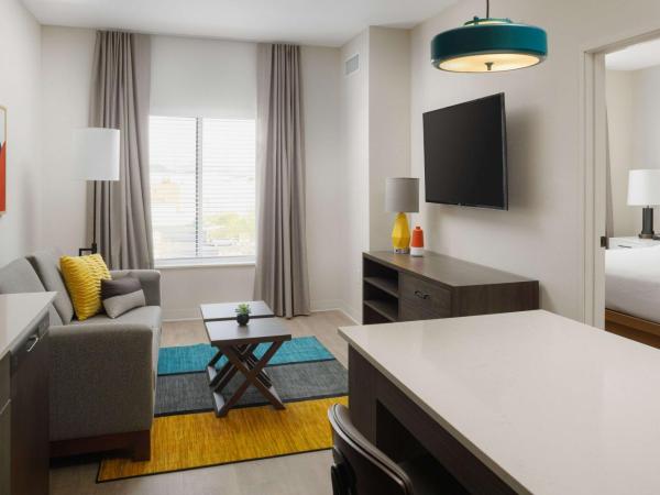 WaterWalk Extended Stay by Wyndham Jacksonville Deerwood Pk : photo 3 de la chambre one bedroom suite hearing accessible - king bed