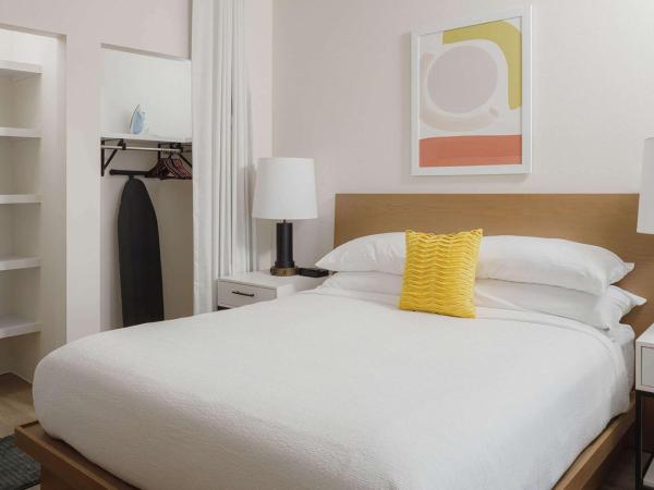 WaterWalk Extended Stay by Wyndham Jacksonville Deerwood Pk : photo 1 de la chambre two bedroom suite accessible tub - 2 king beds