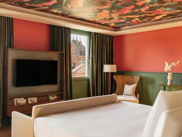 Hotel Colón Gran Meliá - The Leading Hotels of the World : photo 7 de la chambre suite junior - vue sur cathédrale