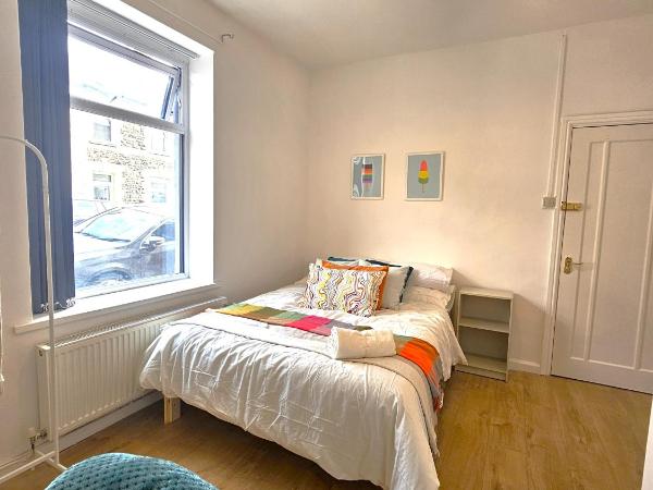 Luxurious Guesthouse Accommodation for Professionals and Students near Cardiff City Centre : photo 7 de la chambre chambre double avec salle de bains commune