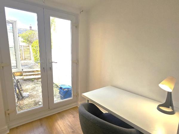 Luxurious Guesthouse Accommodation for Professionals and Students near Cardiff City Centre : photo 2 de la chambre chambre double avec salle de bains commune