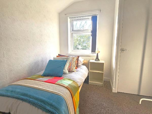 Luxurious Guesthouse Accommodation for Professionals and Students near Cardiff City Centre : photo 5 de la chambre chambre double avec salle de bains commune