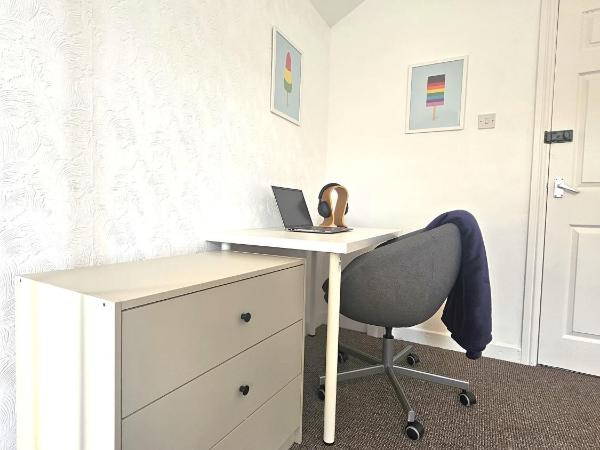 Luxurious Guesthouse Accommodation for Professionals and Students near Cardiff City Centre : photo 8 de la chambre chambre double avec salle de bains commune