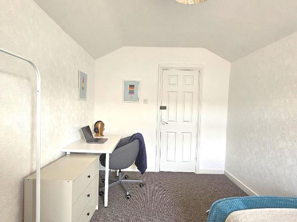 Luxurious Guesthouse Accommodation for Professionals and Students near Cardiff City Centre : photo 4 de la chambre chambre double avec salle de bains commune