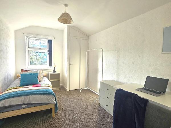 Luxurious Guesthouse Accommodation for Professionals and Students near Cardiff City Centre : photo 2 de la chambre chambre double avec salle de bains commune