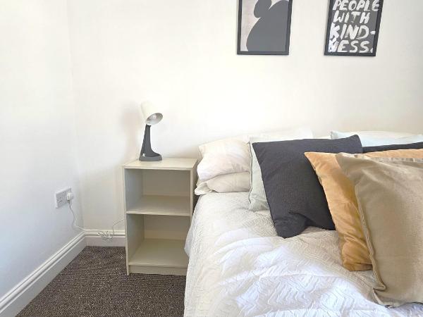 Luxurious Guesthouse Accommodation for Professionals and Students near Cardiff City Centre : photo 2 de la chambre chambre double avec salle de bains commune